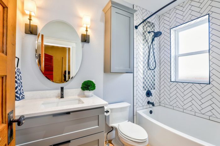 a very clean and neutral colored bathroom